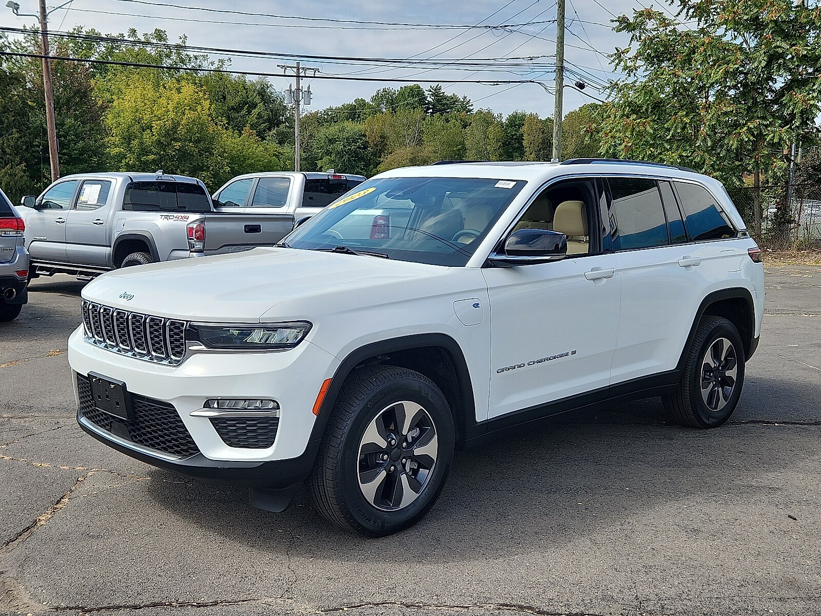 2023 Jeep Cherokee Base photo 3