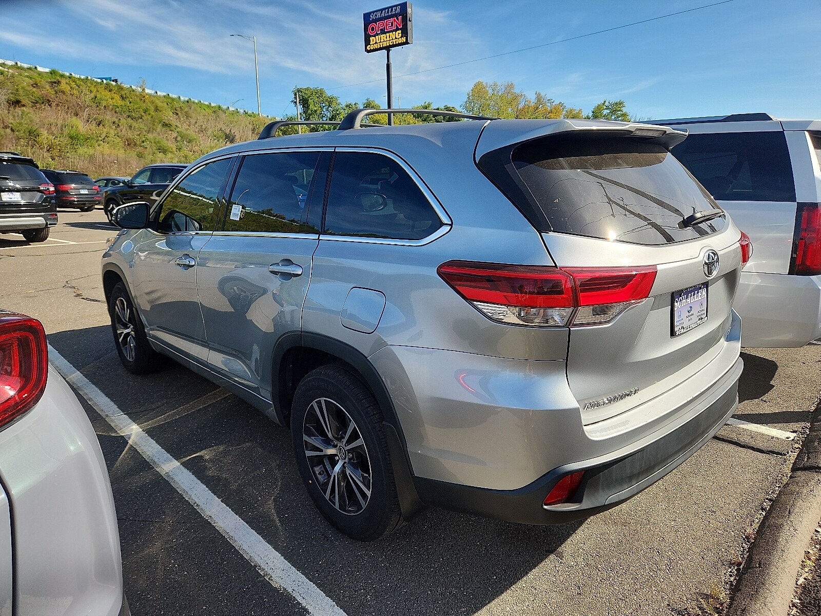 2018 Toyota Highlander LE photo 3