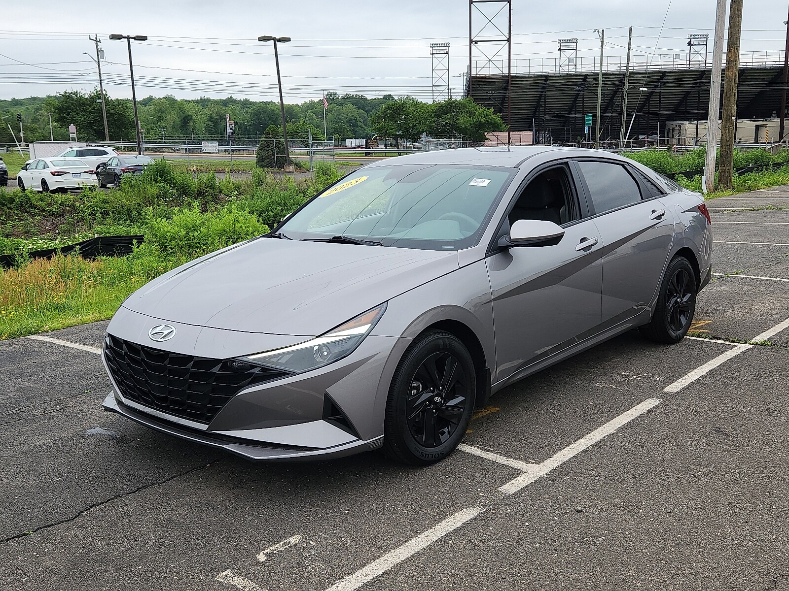 2023 Hyundai Elantra SEL photo 3