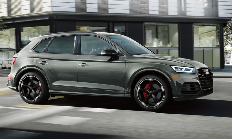 19Audi-Q5-Exterior-DrivingonCityStreet-5x3