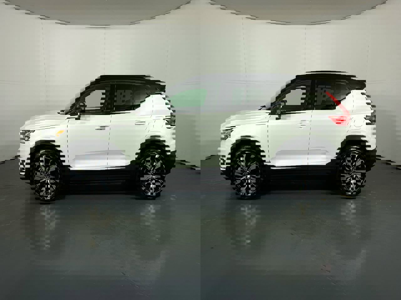 Used 2022 Volvo XC40 Plus with VIN YV4ED3UR2N2702429 for sale in Hoffman Estates, IL