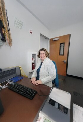 Staff member Linda from fb6fb0a588fc