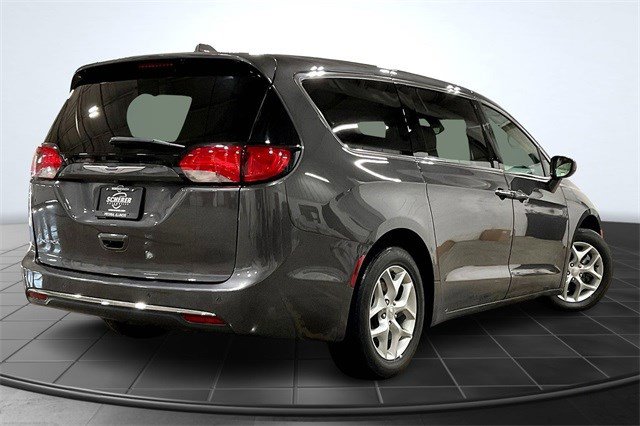 2019 Chrysler Pacifica Touring Plus photo 2
