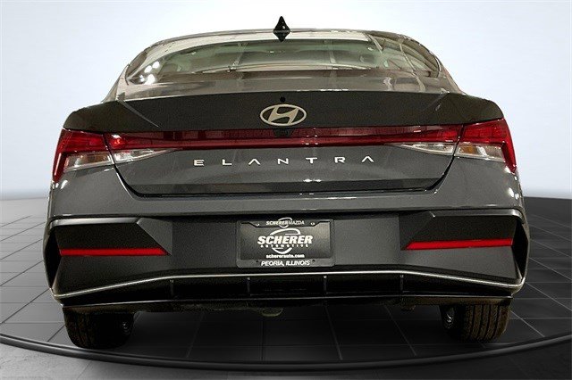 2024 Hyundai Elantra SEL photo 4
