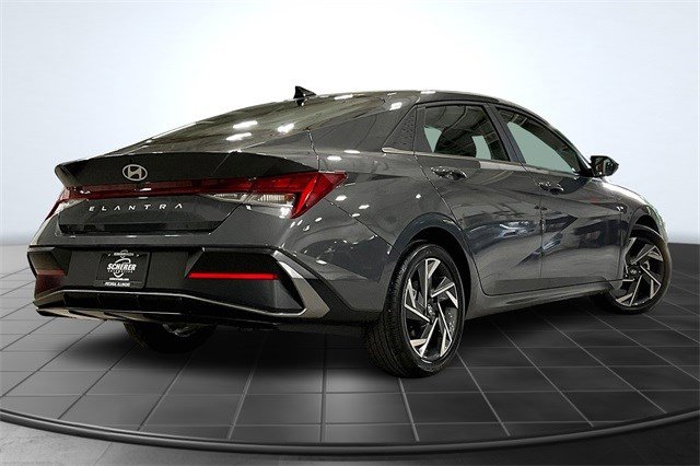 2024 Hyundai Elantra SEL photo 2