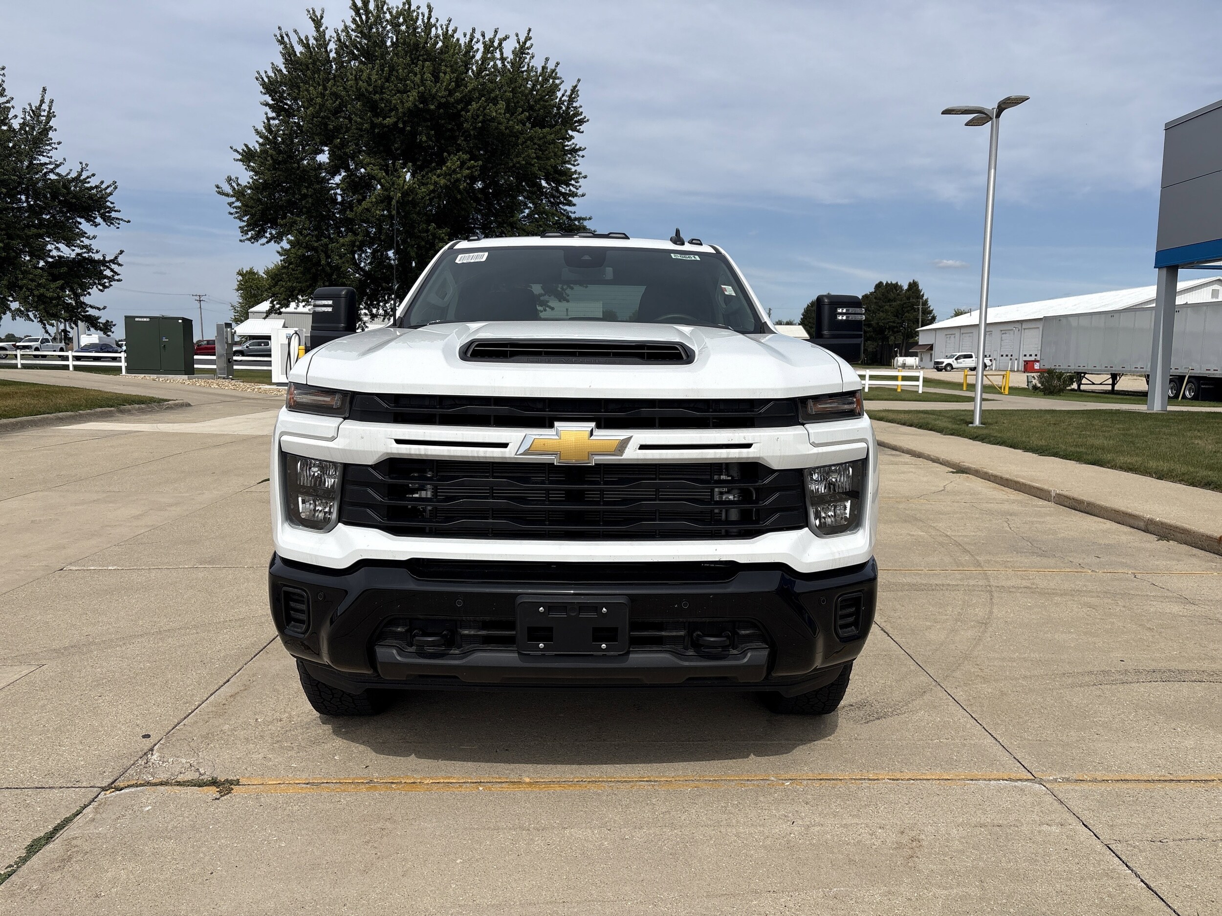 2025 Chevrolet Silverado 2500HD Custom photo 2