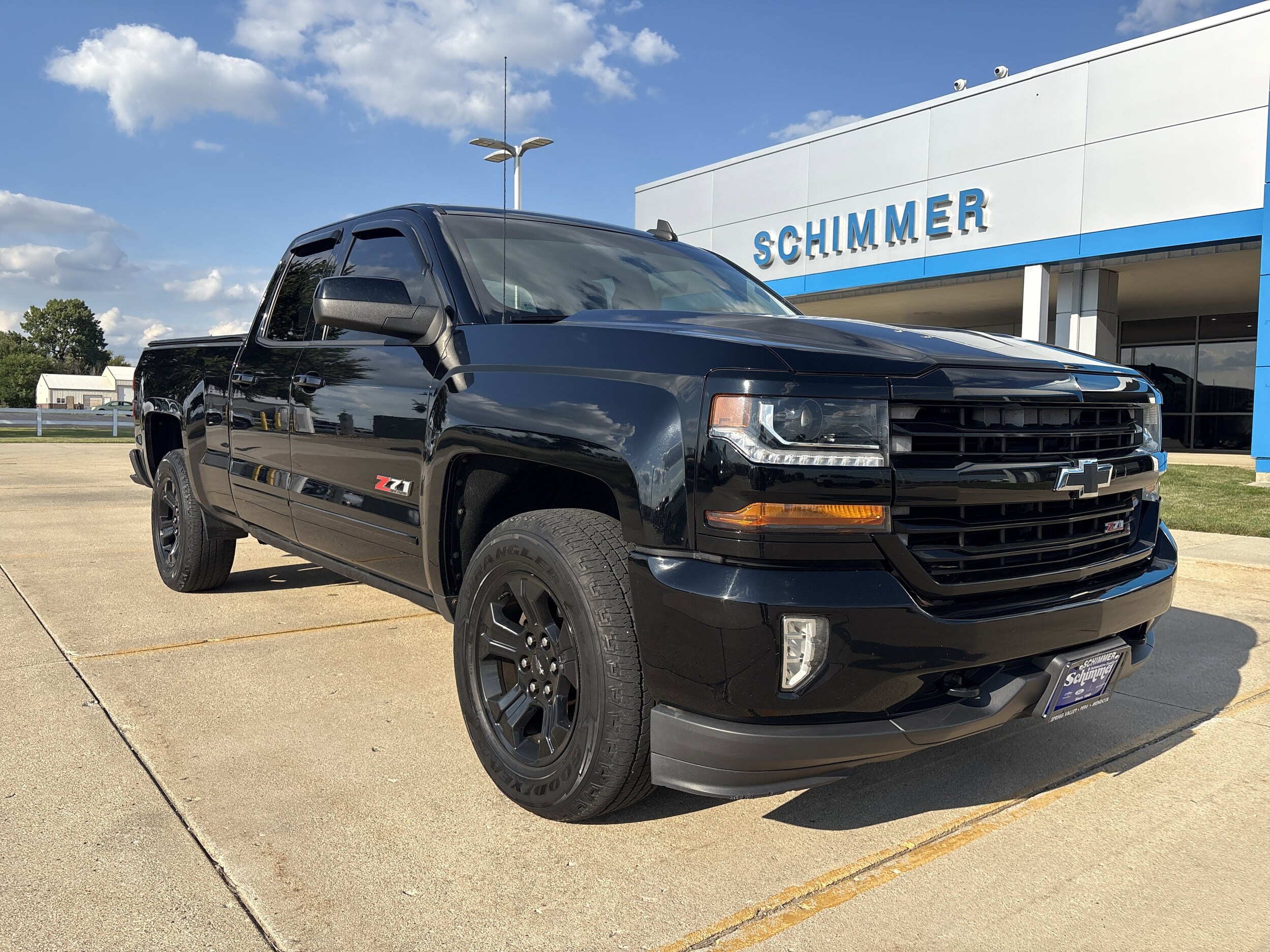 2017 Chevrolet Silverado 1500 LT photo 2
