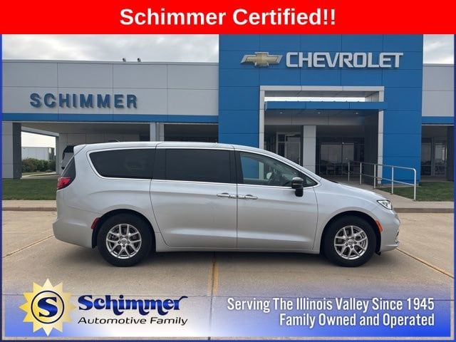 2024 Chrysler Pacifica Touring L's photo