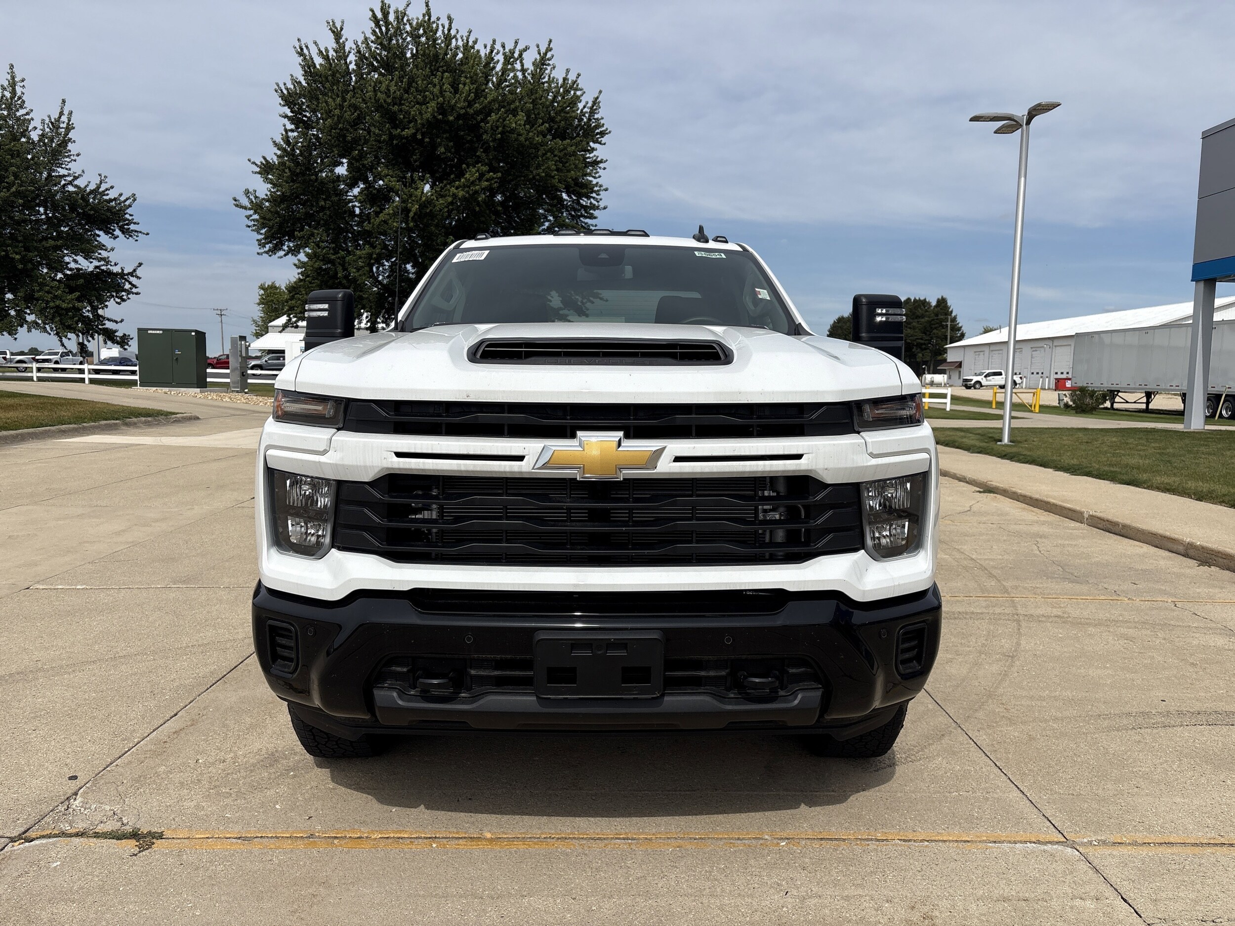2025 Chevrolet Silverado 2500HD Custom photo 2