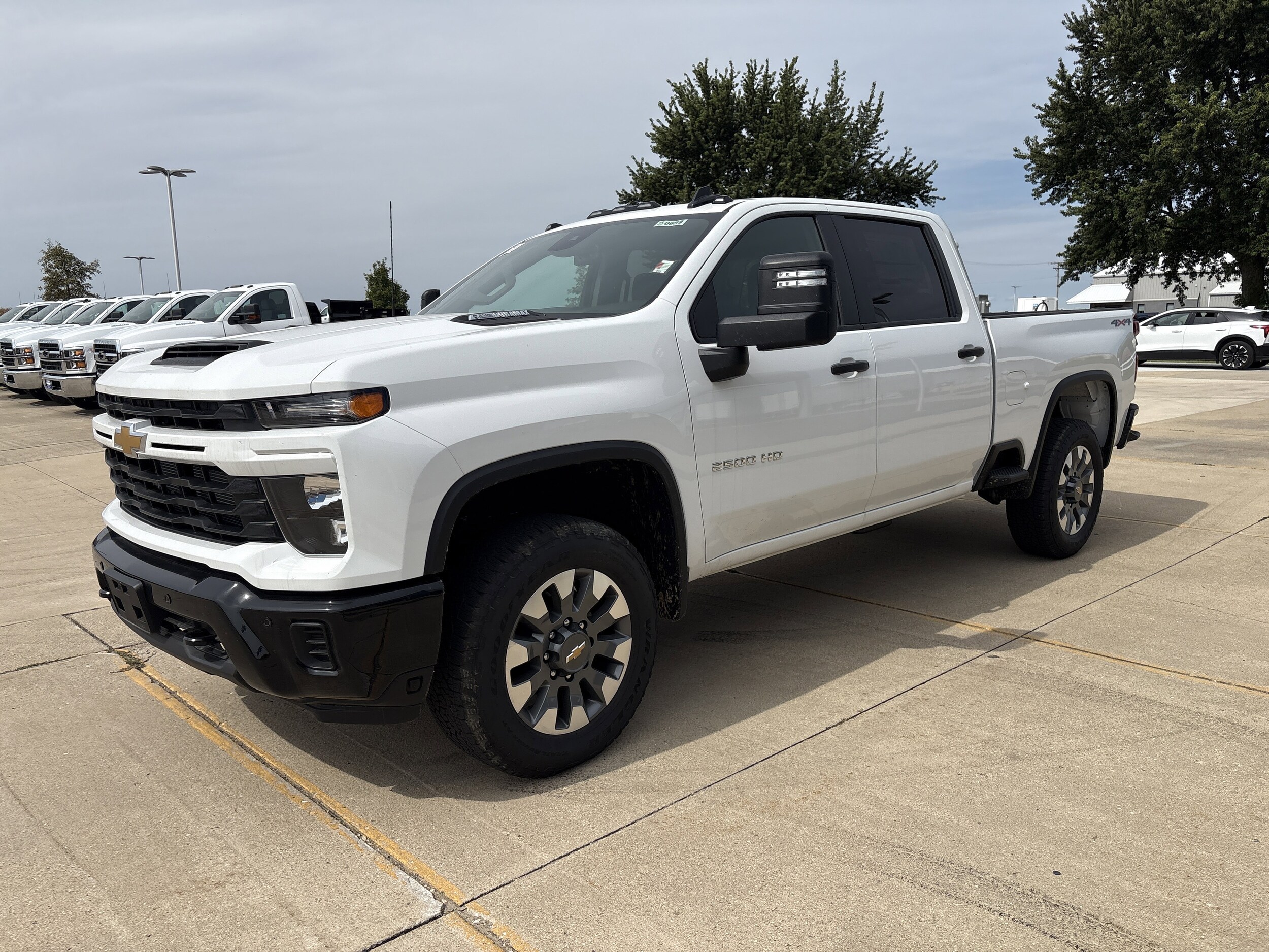 2025 Chevrolet Silverado 2500HD Custom photo 3