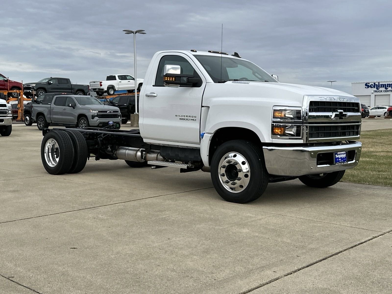 2024 Chevrolet Silverado 5500HD LT photo 3