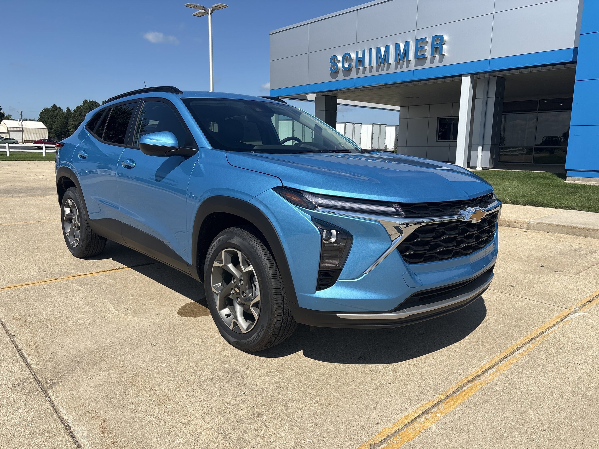 2025 Chevrolet Trax LT photo 2