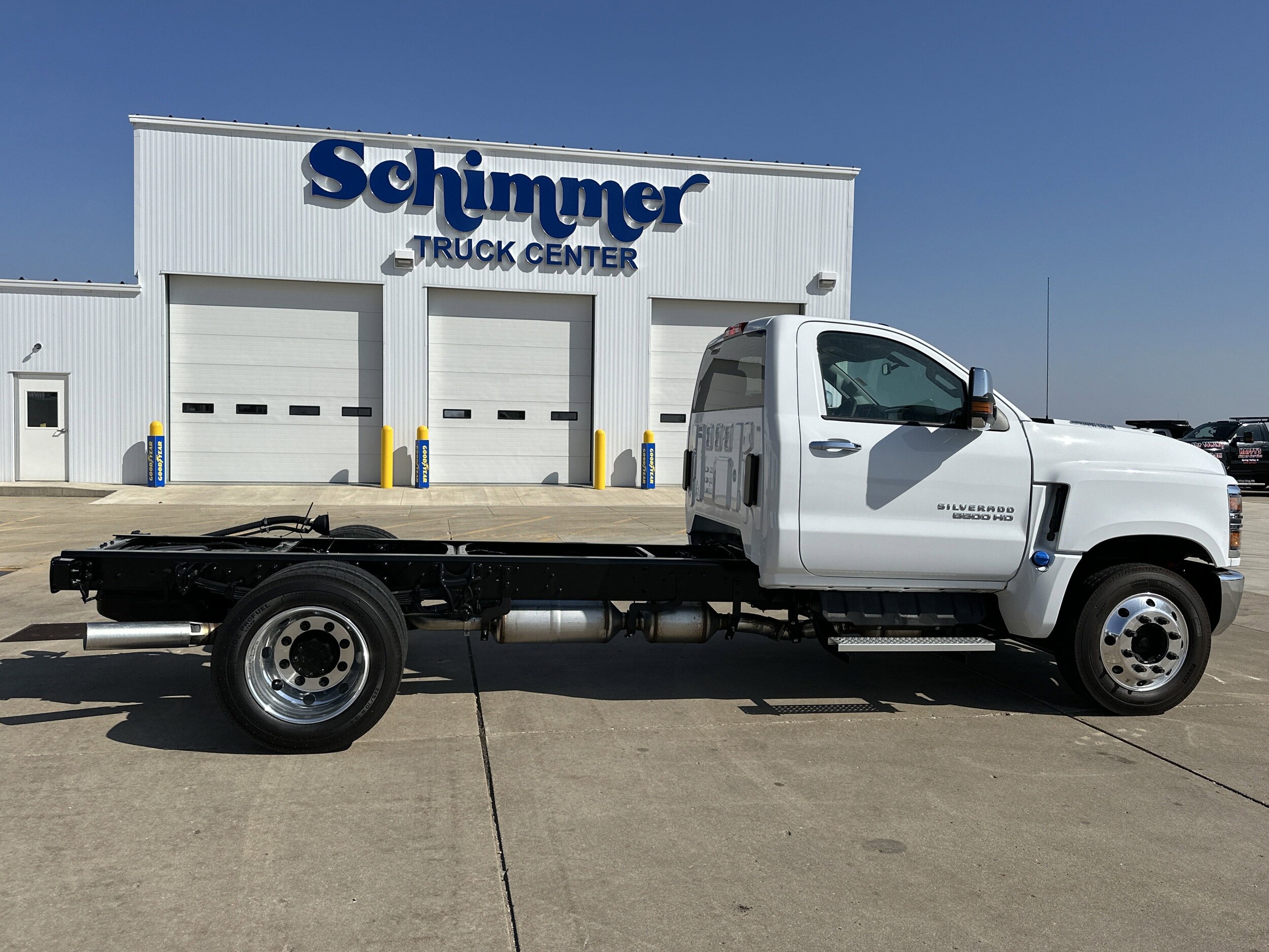 2024 Chevrolet Silverado 5500HD LT photo 2