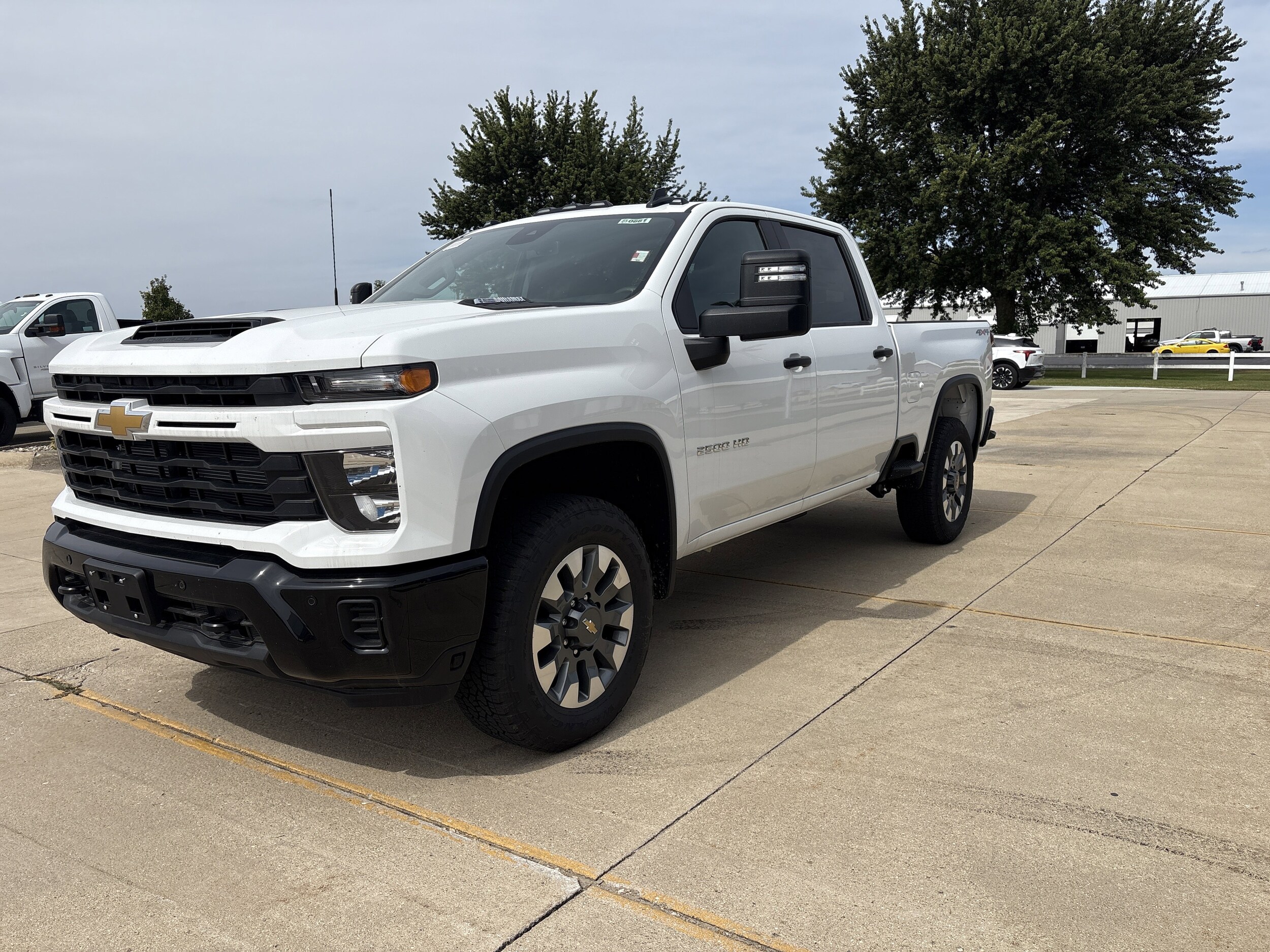 2025 Chevrolet Silverado 2500HD Custom photo 3