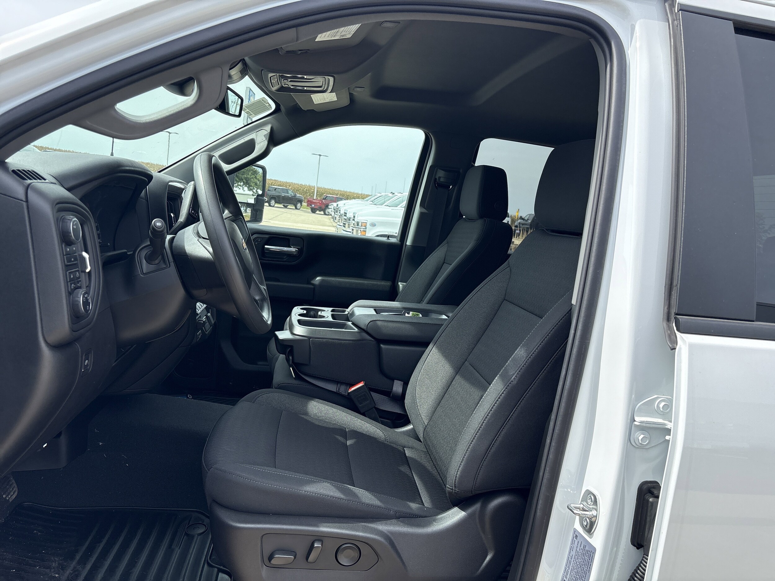 2025 Chevrolet Silverado 2500HD Custom photo 4