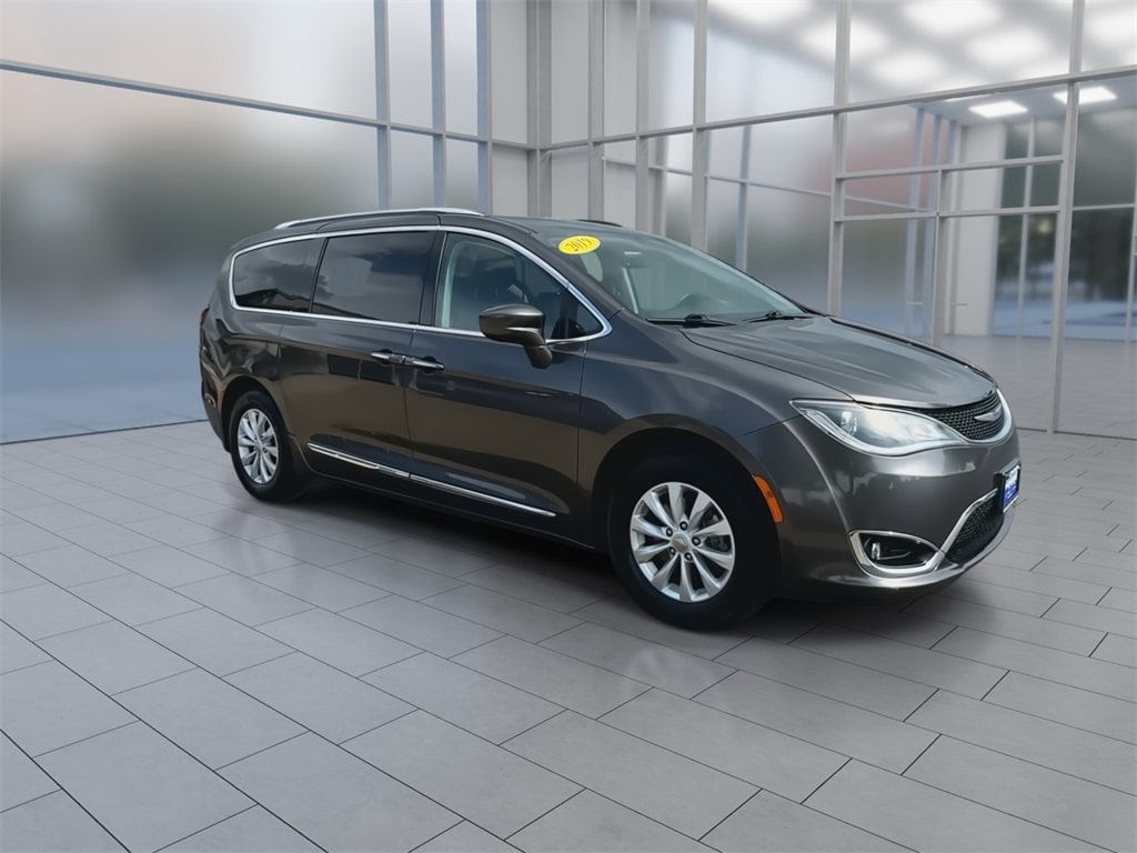 Used 2019 Chrysler Pacifica Touring L with VIN 2C4RC1BG2KR596980 for sale in Peru, IL