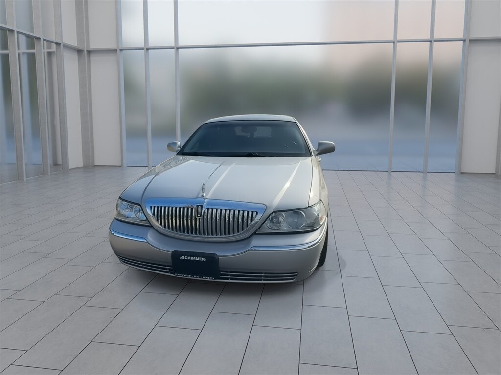 2005 Lincoln Town Car Signature Limited photo 3