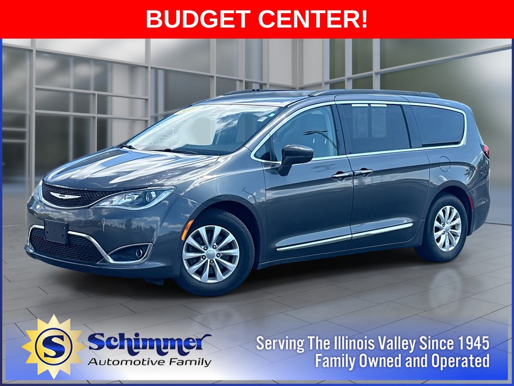 2017 Chrysler Pacifica Touring-L's photo