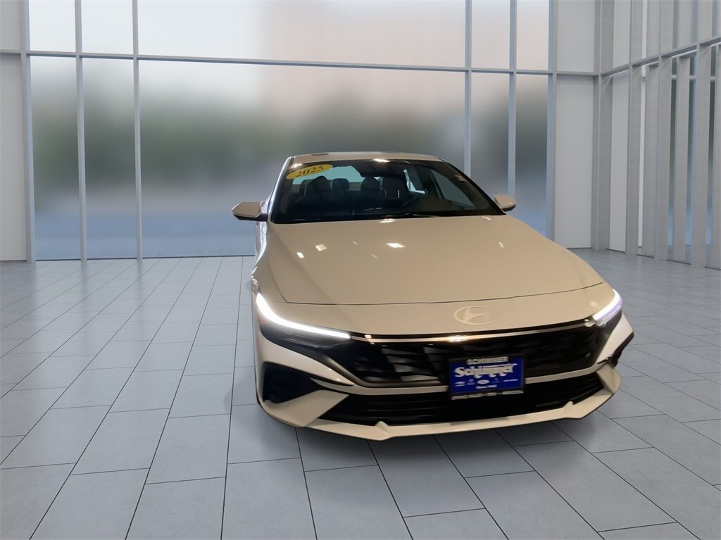 2025 Hyundai Elantra SEL Convenience photo 2