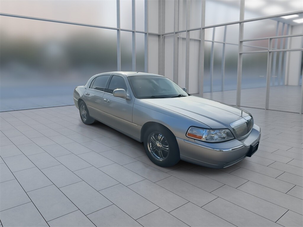 2005 Lincoln Town Car Signature Limited photo 2