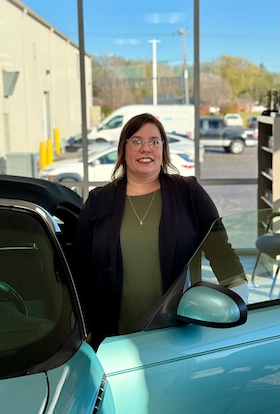 Staff member Amanda Neff from 5534d536ddbd