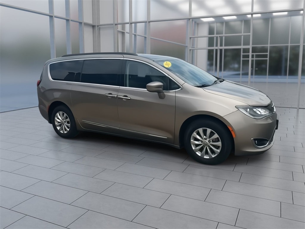 Used 2017 Chrysler Pacifica Touring-L with VIN 2C4RC1BG6HR552862 for sale in Peru, IL