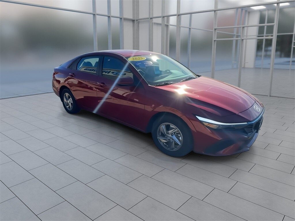 2025 Hyundai Elantra SE photo 2