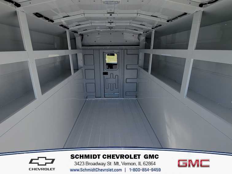 2024 Chevrolet Express Cutaway 3500 photo 3