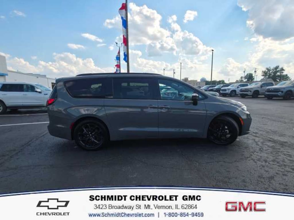 Used 2025 Chrysler Pacifica Limited Minivan