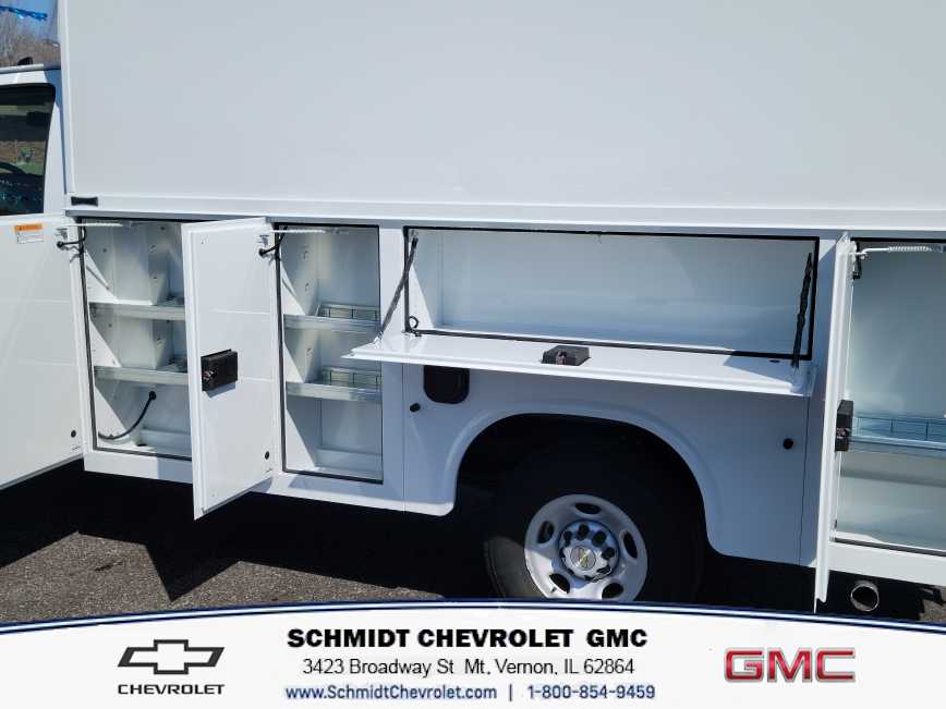 2024 Chevrolet Express Cutaway 3500 photo 4