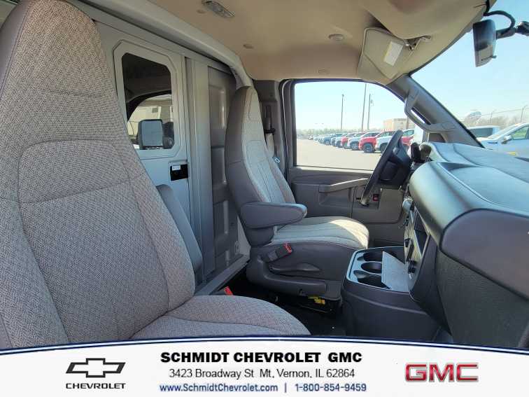 2024 Chevrolet Express Cutaway 3500 photo 2