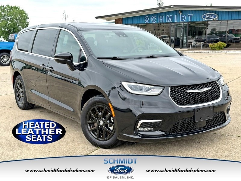 2025 Chrysler Pacifica Select's photo