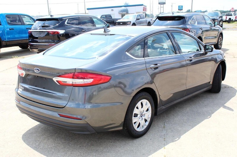 2020 Ford Fusion S photo 4