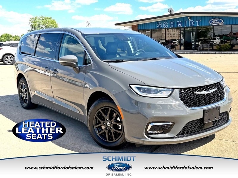 2023 Chrysler Pacifica Touring L's photo