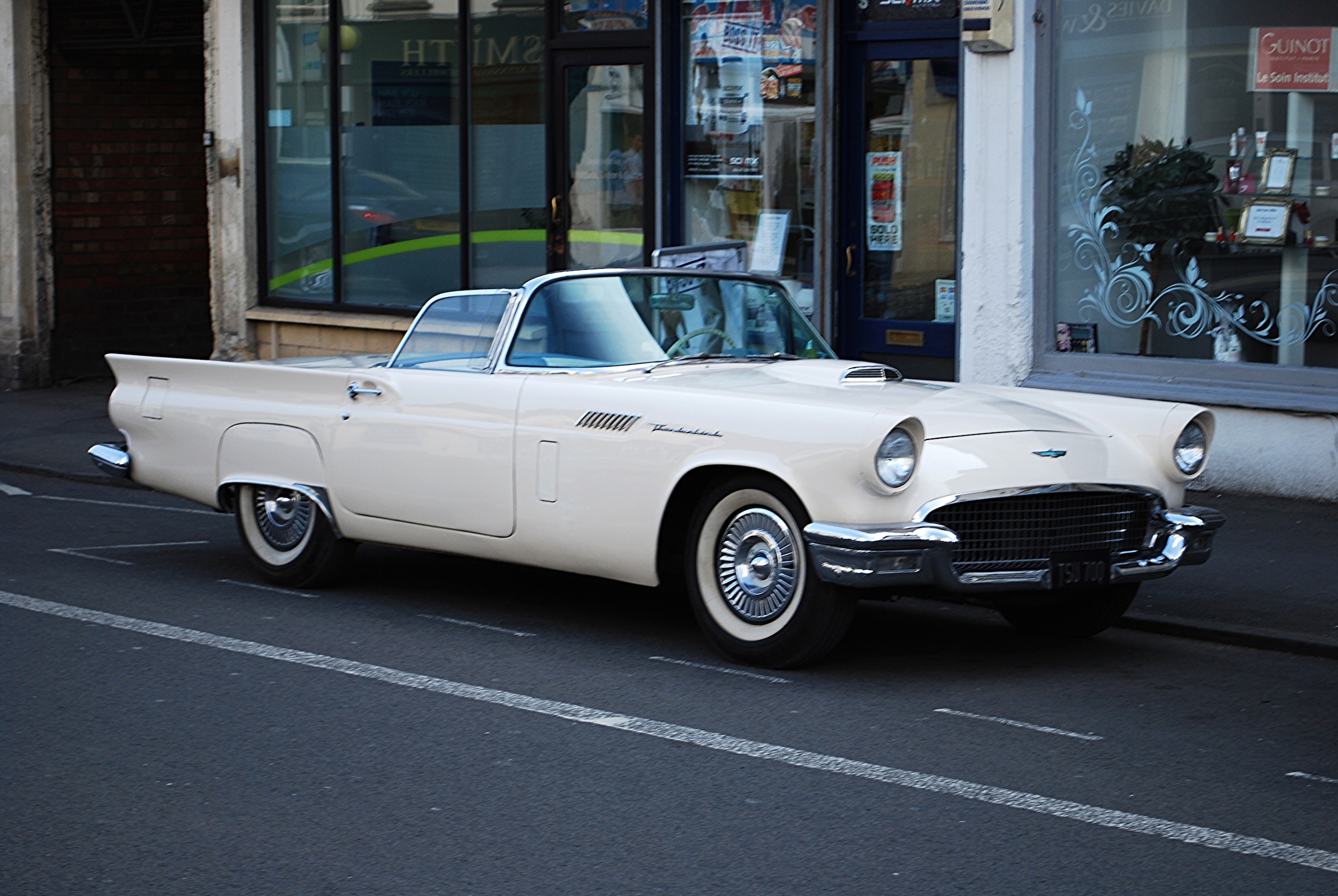 1957_Ford_Thunderbird_(21878298421).jpg