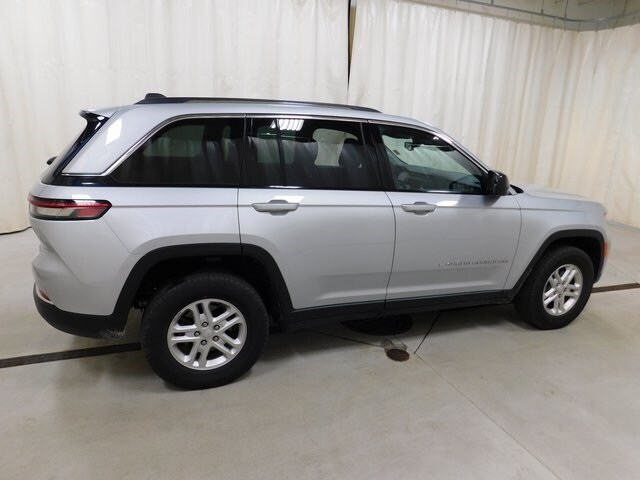 2022 Jeep Grand Cherokee Laredo photo 2