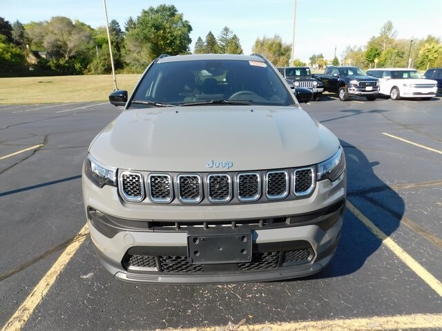 2023 Jeep Compass Latitude Lux photo 2
