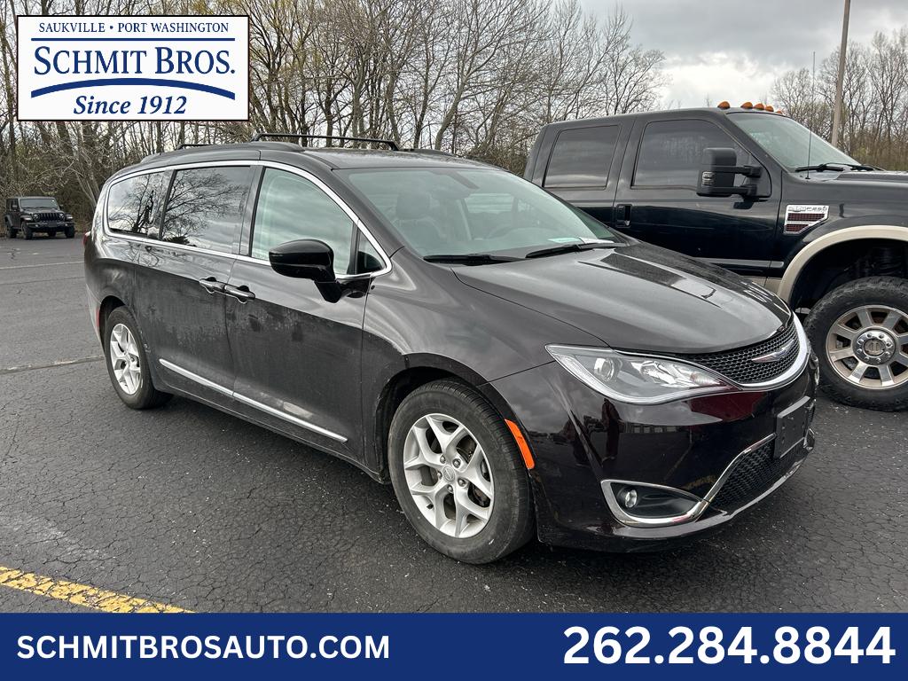 2017 Chrysler Pacifica Touring-L's photo
