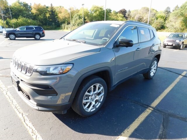 2023 Jeep Compass Latitude Lux photo 3