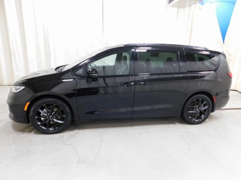Used 2025 Chrysler Pacifica Limited Minivan/Van