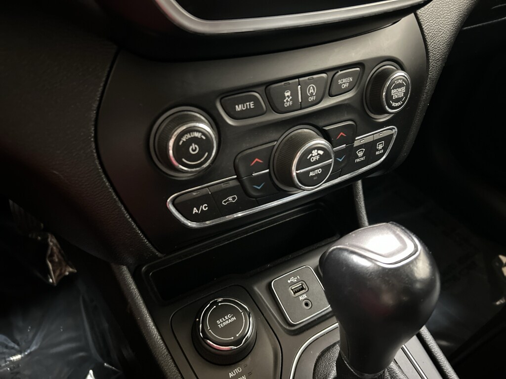 2022 Jeep Cherokee Latitude Lux - Photo 19