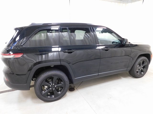 2025 Jeep Grand Cherokee Limited photo 2