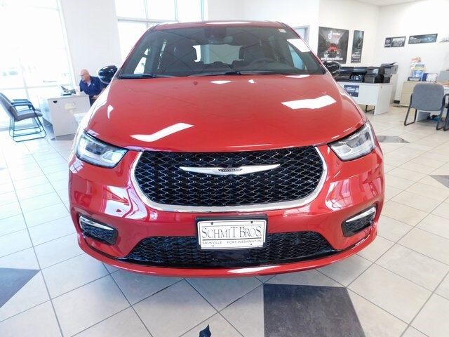 2026 Chrysler Pacifica photo 3