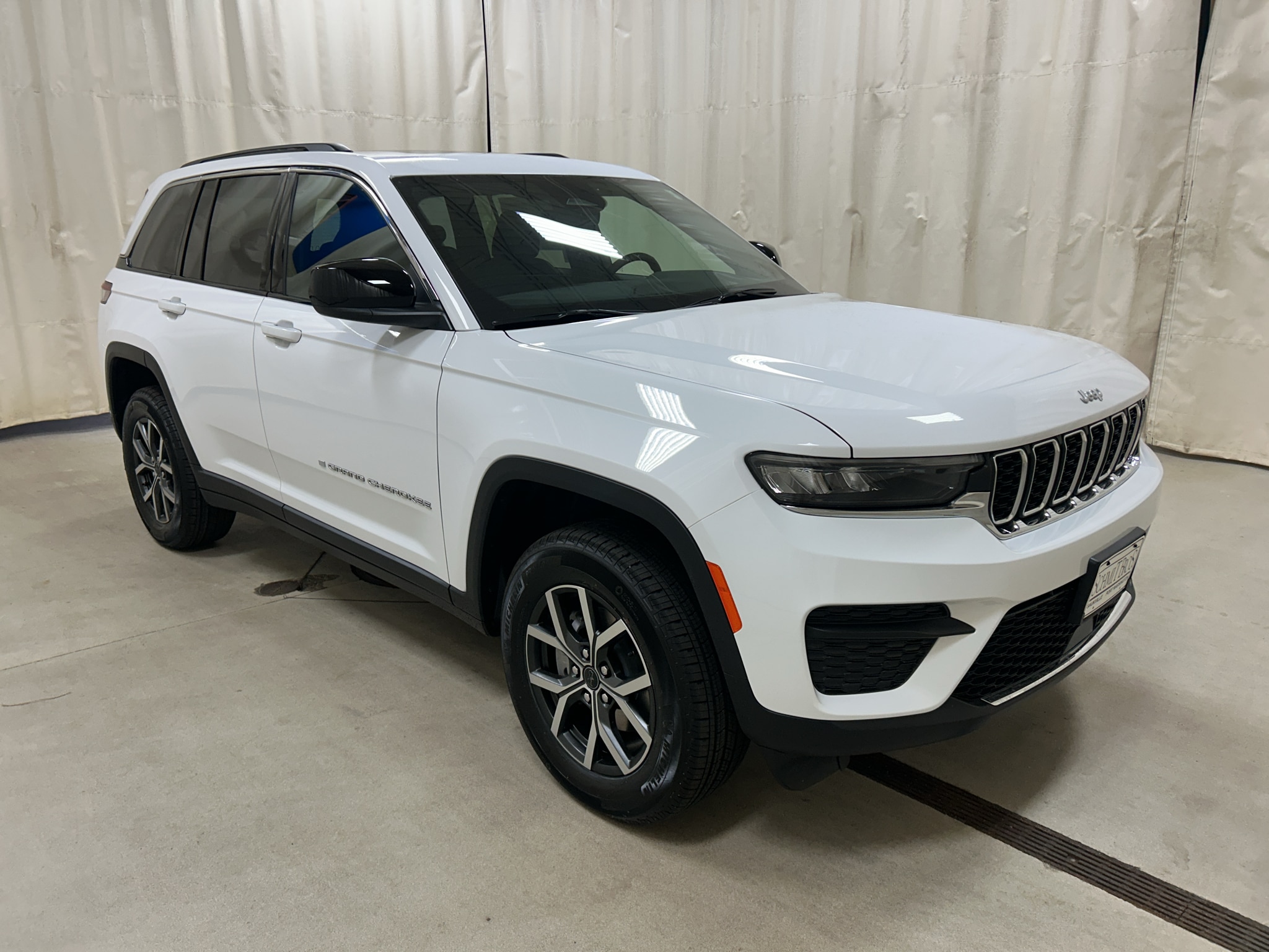 2027 Jeep Grand Cherokee Laredo