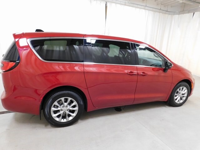 2025 Chrysler Pacifica photo 3