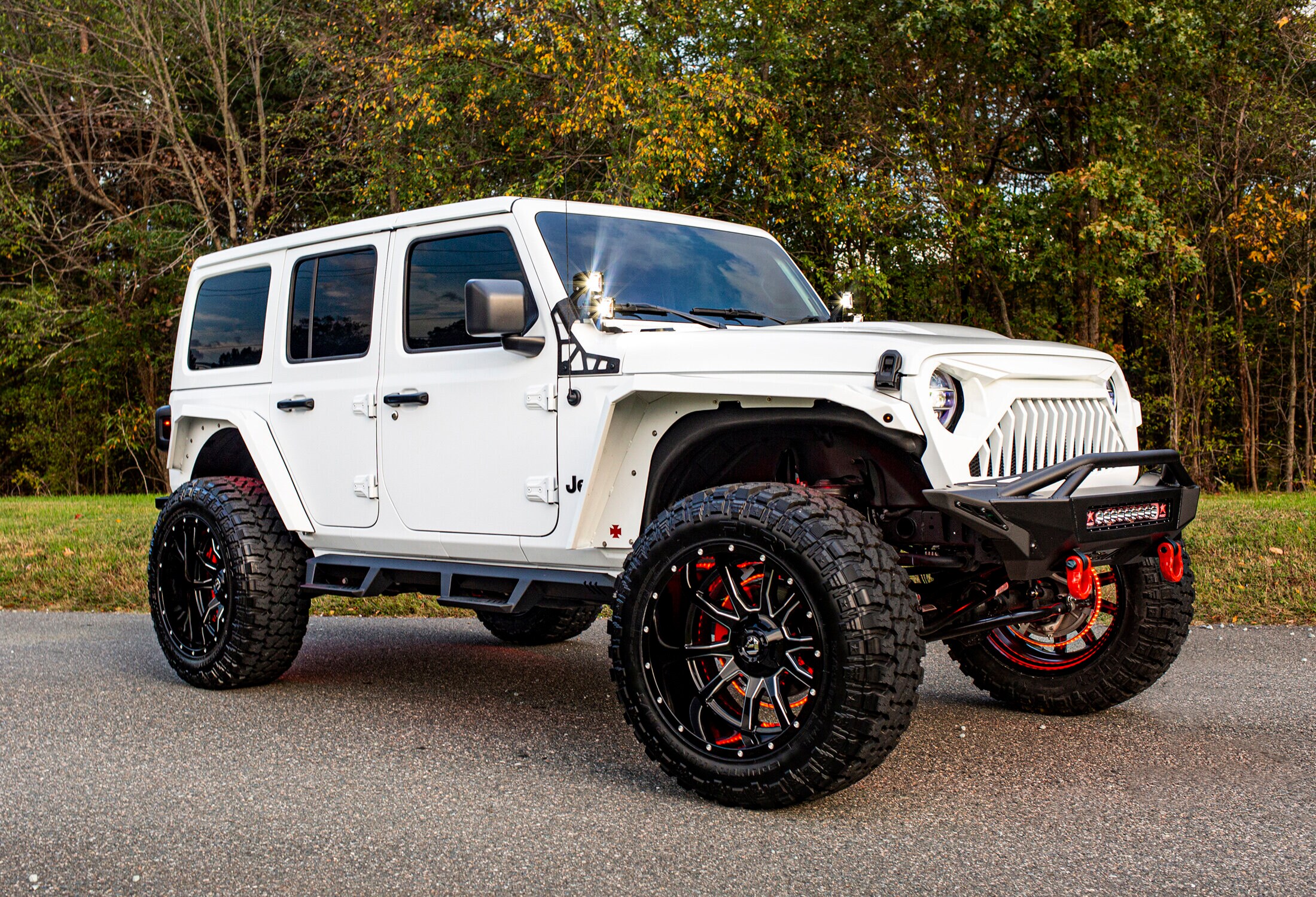 Fuel-Wheels-White-Jeep-Wrangler-Dreamworks-Motorsports.jpg