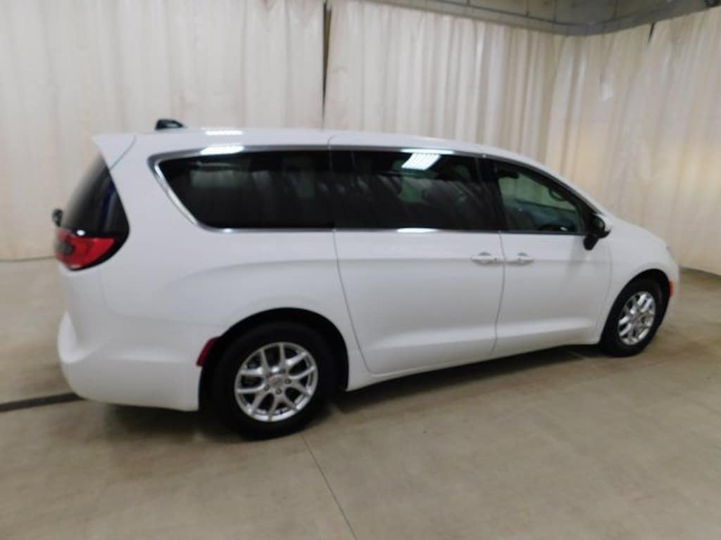 Used 2023 Chrysler Pacifica Touring L Minivan/Van