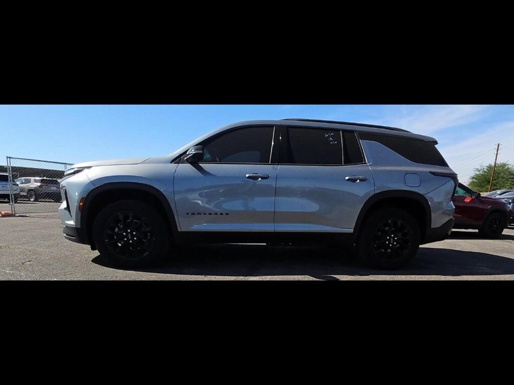 2025 Chevrolet Traverse photo 2