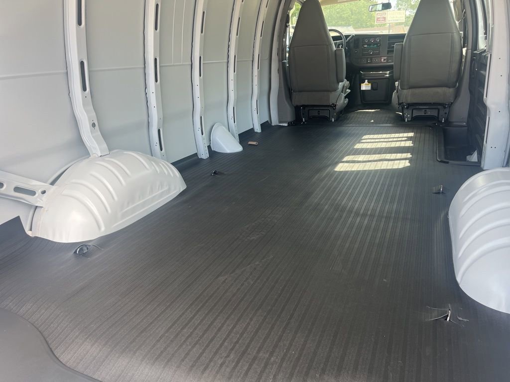 2025 Chevrolet Express Cargo Work Van - Photo 6