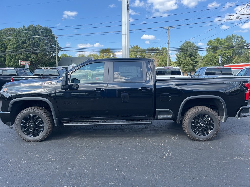 2025 Chevrolet Silverado 2500HD LT photo 2